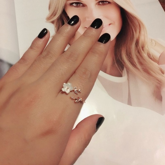 🌼Flower ring🌼 - Picture 2 of 2